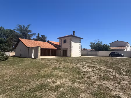 maison traditionnelle à ambarès sur plus de 2300 m2 sans vis