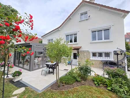 maison individuelle avec 4 chambres  véranda et magnifique jardin