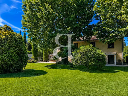 mas de caractère comprenant 6 appartements sur un magnifique te