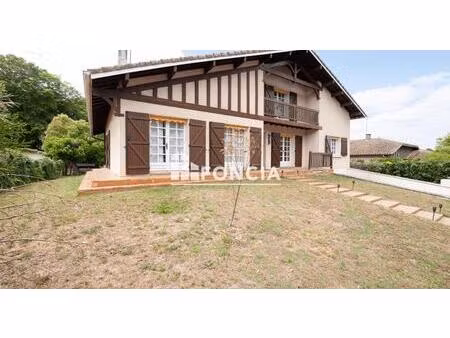 maison cossue dans quartier prisé