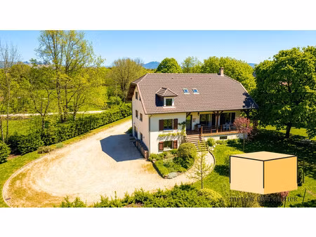 villa traditionnelle avec sous-sol et terrain
