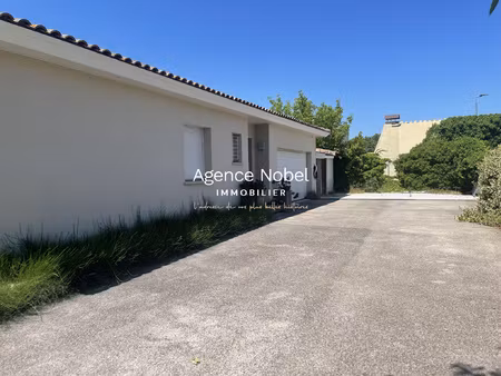 élégante villa de plain-pied avec piscine et jacuzzi envir