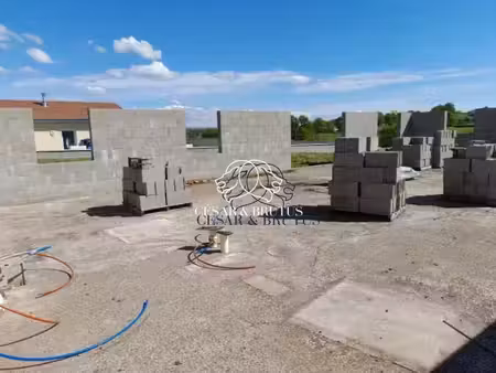 terrain avec maison de plain pied a terminer