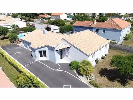 vente maison piscine au poiré-sur-vie (85170) : à vendre piscine / 155m² le poiré-sur-vie