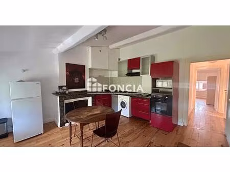 appartement de caractère avec parquet et cheminée  à deux pas du centre-ville et à 10 min 