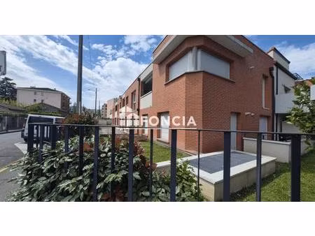 beau t3 en duplex avec 2 terrasses et 2 places de parking (secteur louis plana)
