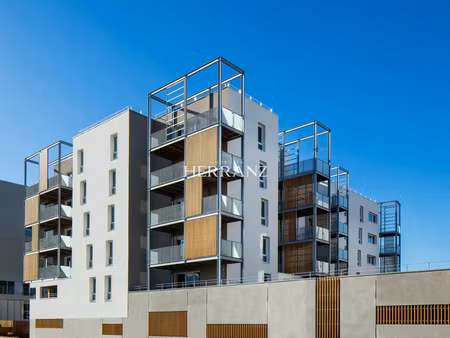 t2 avec balcon  parking sécurisé et ascenseur vendu meublé
