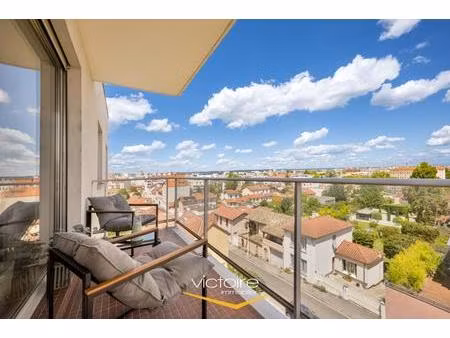 magnifique t4 en dernier étage de 110m² avec 18m² de balcon dans belle résidence montchato