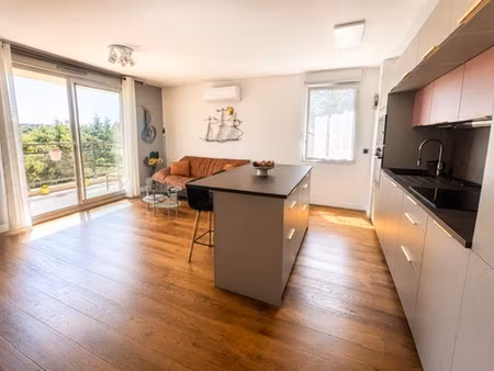 t4 lumineux avec grande terrasse  vue dégagée et garage