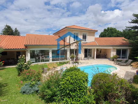 villa d'exception de 230 m2 avec piscine et terrain de 1087