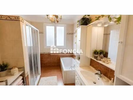 très grand appartement au 3ème étage avec ascenseur  garage privatif
