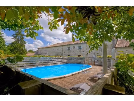 maison en pierre spacieuse avec grand gîte (4/6 chambres) au cœur d’un village recherché
