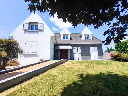 belle maison familiale avec grand terrain clos et vaste sous-sol
