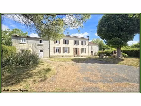maison familiale à vendre 8 pièces (226m²) à saint pierre de juillers (17) sur plus d'1 he