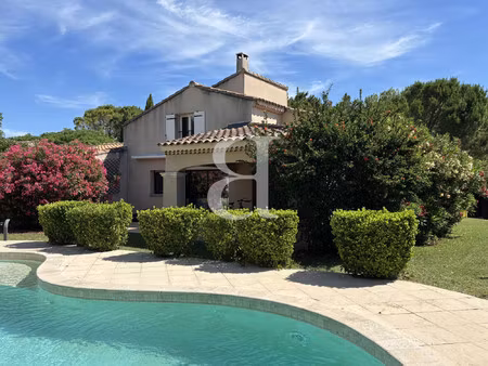 villa avec piscine dans un environnement privilégié