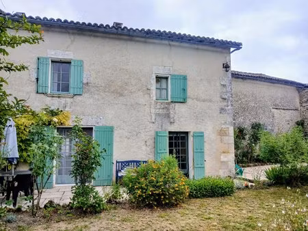 spacieuse maison de village comprenant quatre chambres.