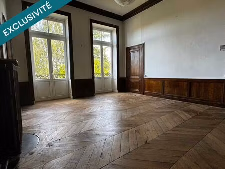 bien de caractère dans un ancien hôtel particulier