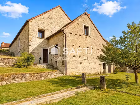maison en pierre de caractère 213 m2 avec piscine.