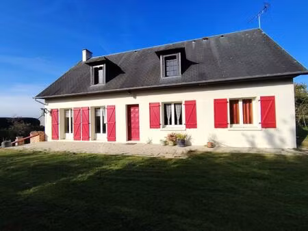 une maison lumineuse et chaleureuse  nichée sur plus de 7 017 m² de verdure  à quelques mi