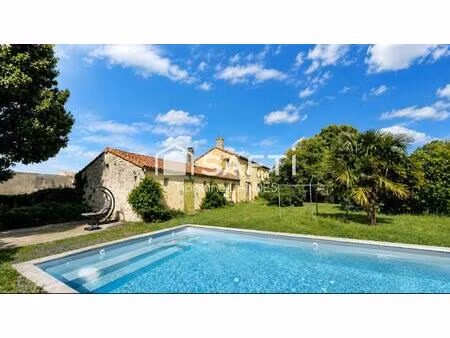 maison charentaise avec piscine et dépendances.