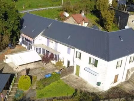 bâtiment avec 3 appartements et maisonette à côté de la sioule