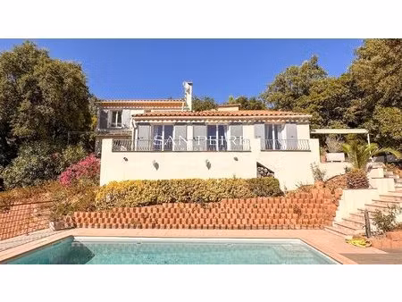 villa avec piscine et vue sur les collines
