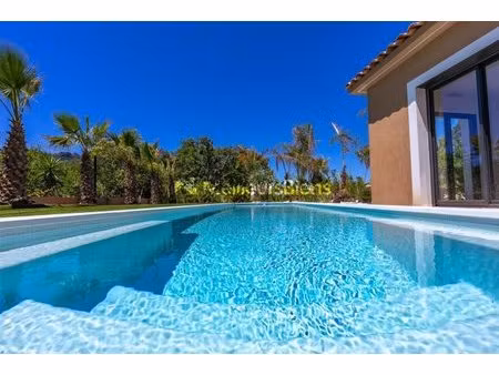 maison 5 pièces de 178 m² à roquebrune-sur-argens avec piscine