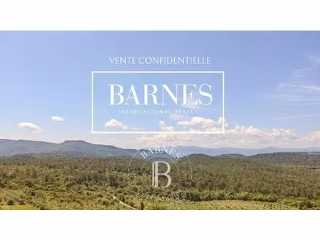 var - propriété d'exception - bastide en pierre au calme absolu sur le terrain de 20 ha