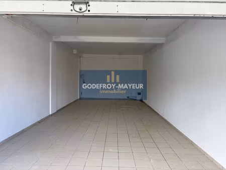 local de 47 m2 à louer dans centre commercial à gosier