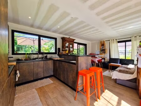 hoeve met nieuwe ecologische aanbouw en prachtige grote tuin