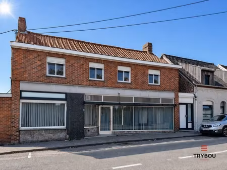 ruime woning met winkelruimte  loods (optioneel) en garage