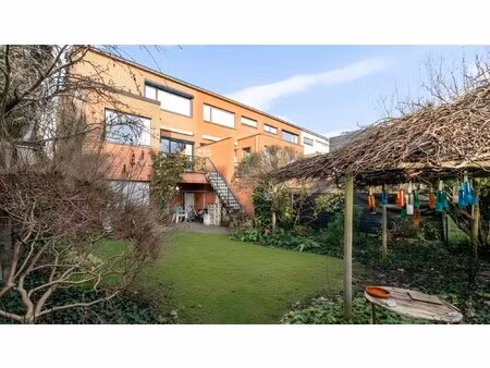 ruime halfopen bel-etagewoning met 3 slaapkamers en zonnige zuid-tuin.