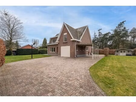 prachtige villa omgeven door groen