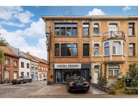 triplex appartement met handelspand op gunstige locatie