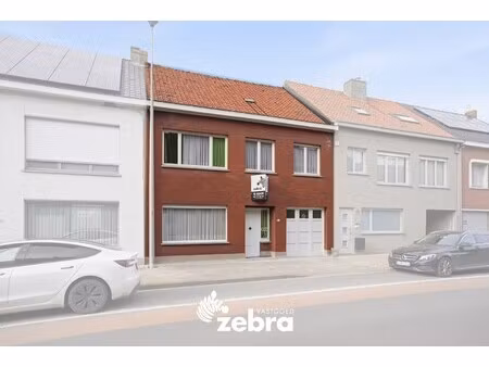 te renoveren woning op ruim perceel in eernegem!