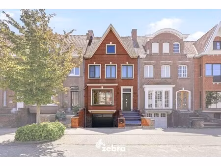 kwalitatief gerenoveerde herenwoning met garage te sint-elisabeth kortrijk!