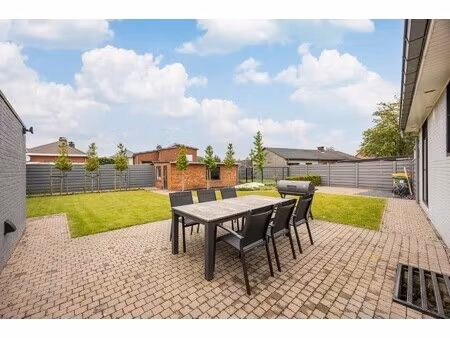 laagbouwwoning met 3 slaapkamers  garage en carport op een rustige locatie in merksplas.