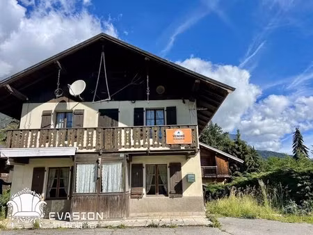 cordon maison à rénover avec fort potentiel et vue mont-bl