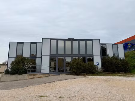 location local professionnel 181m²