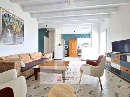 a vendre à mouchamps centre bourg  maison de 74 m2 avec 2 chambres et un bureau