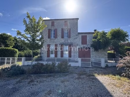 belle maison en pierre avec jardin et garage.