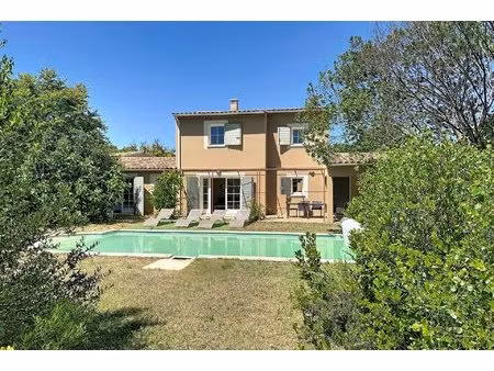 maison lumineuse avec piscine et jardin paysager en résidence
