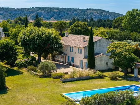 a vendre elégant mas provençal avec piscine etl gîtes aux portes du luberon. provence