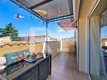 maison avec 2chambres  une terrasse  un garage et un parking