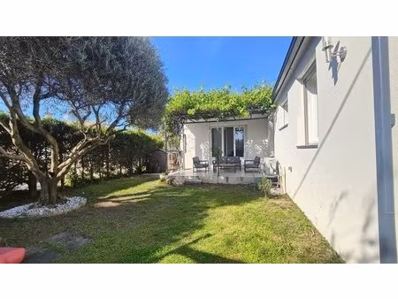 maison plain pied   cœur de village avec jardin