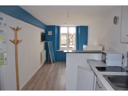 très beau studio meublé en plein centre ville d'yssingeaux