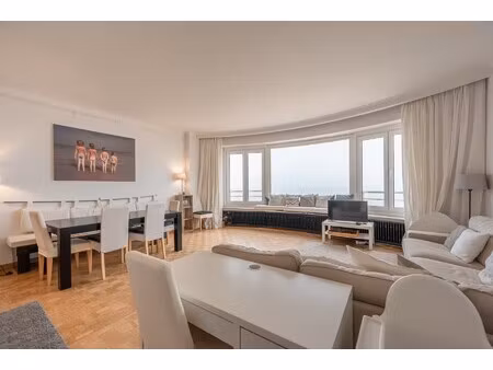mooi ongemeubeld appartement met frontaal zeezicht