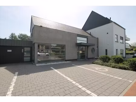 uniek en ruim (ca 134m²) gelijkvloers appartement met 2 slaapkamers  terras en tuin en aut