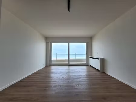 ongemeubeld appartement met 1 slaapkamer en slaaphoek