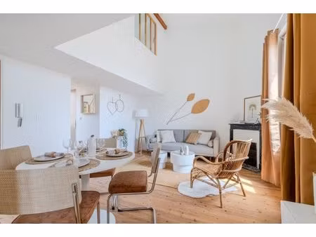 duplex de charme 4 pièces rénové avec 3 chambres dans immeuble en pierre